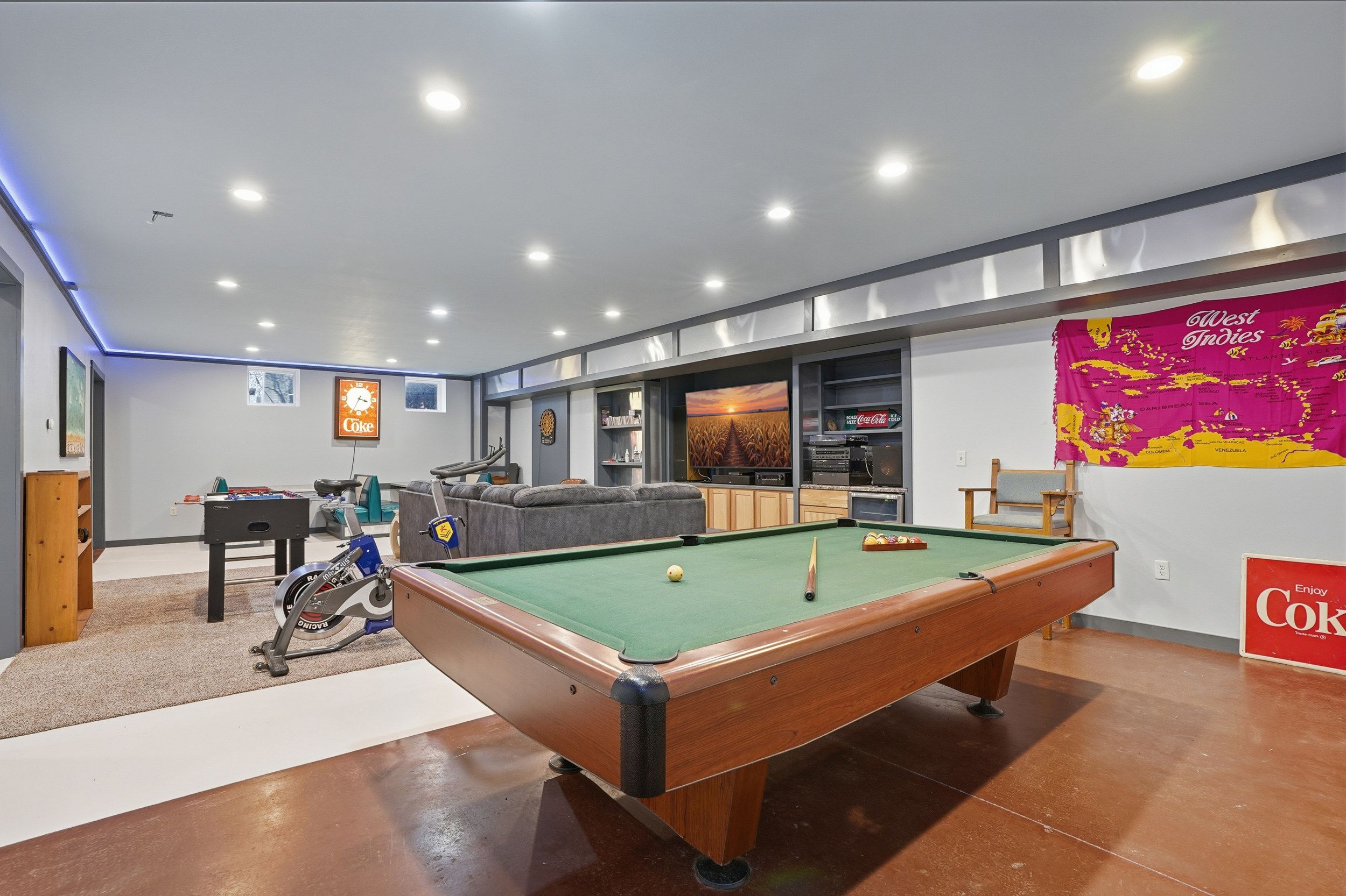 Listing Photo: 3300 Underwood Ave 0045-